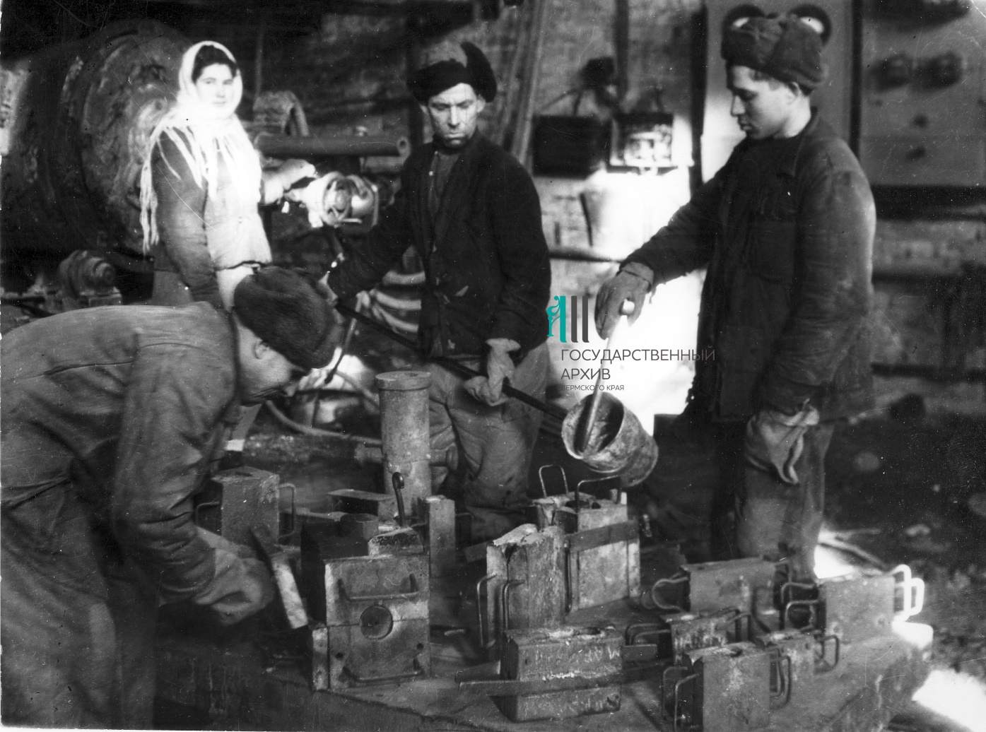 3 ФФ.Оп.71п.Д.078.Рабочие во время работы в литейном цехе №5 на судозаводе,Молотов,1940-е.jpg