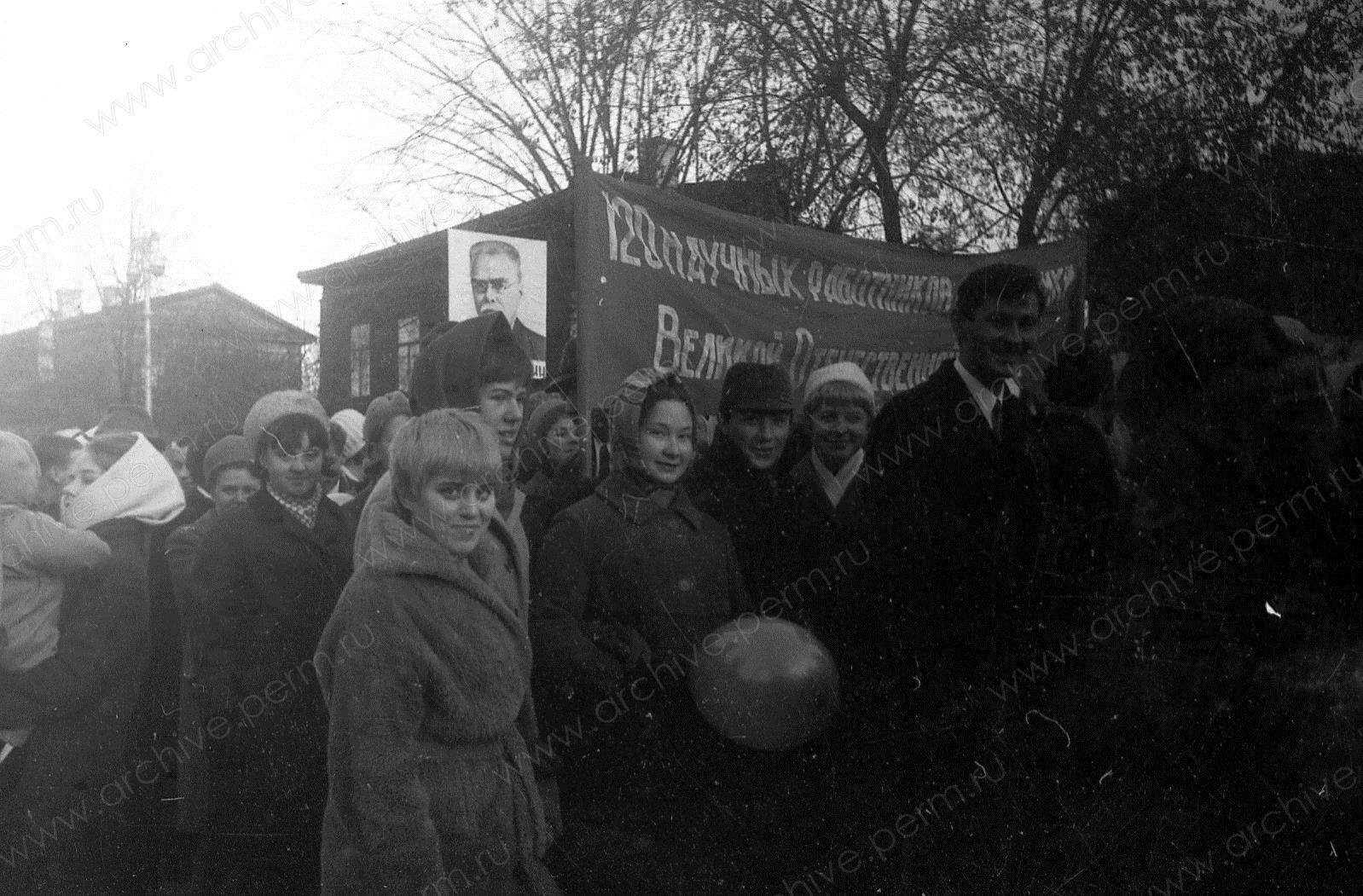 ФФ.Оп.61н_а.Д.3710.Л.23.Студенты и преподаватели медицинского института на демонстрации 7 ноября. 1967 г.jpg