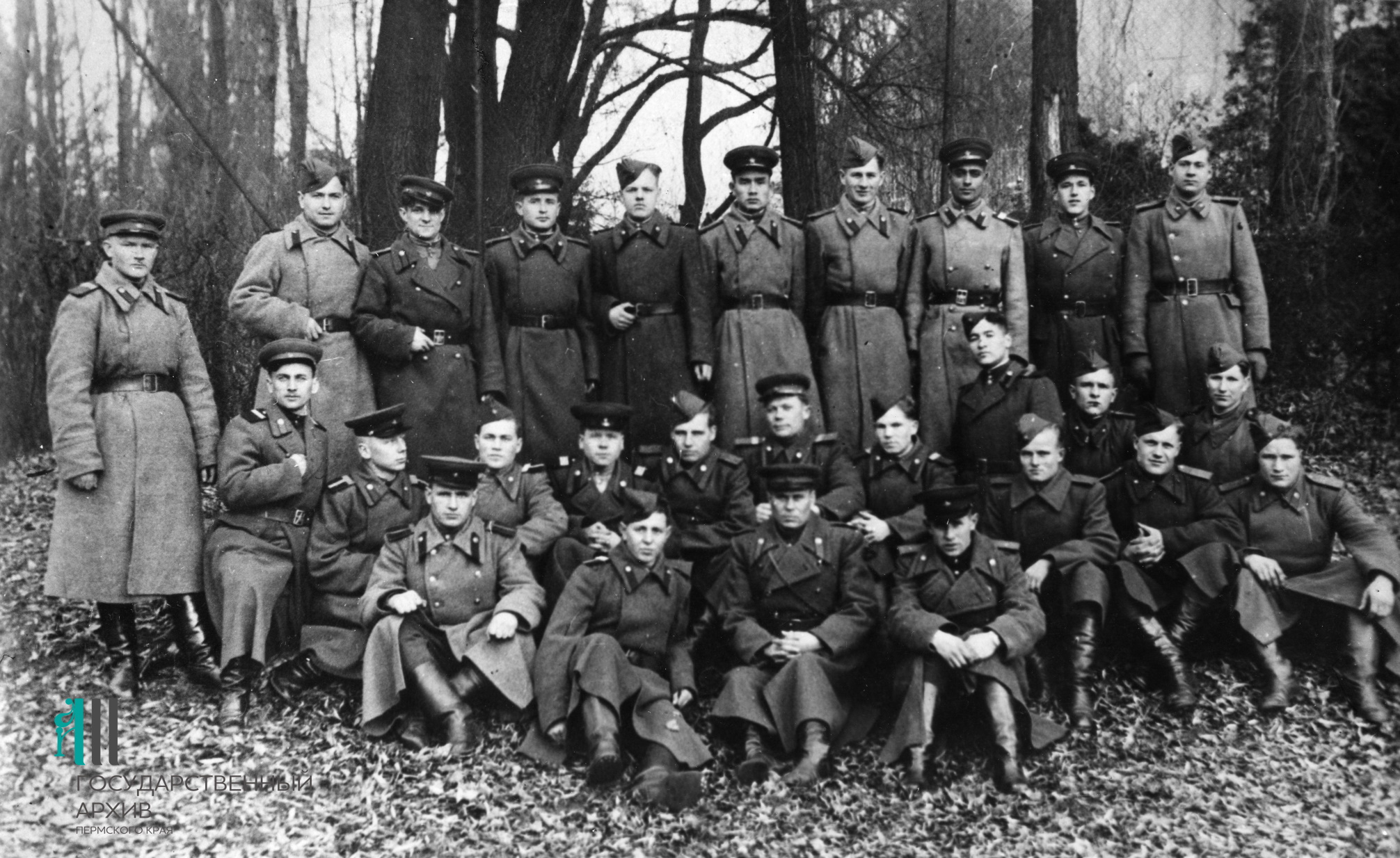 ФФ.65п.Оп.65п.Д.8.Л.2.Офицеры и солдаты в лесной местности в осеннее время. 1940-е г.jpg