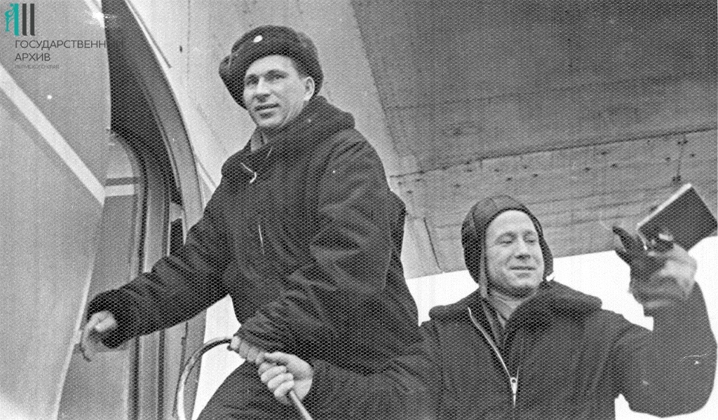 П.И. Беляев и А.А. Леонов во время посадки в самолет в аэропорту Большое Савино. ГАПК. Ф. р-1737. Оп. 1. Д. 116. Л. 8..jpg