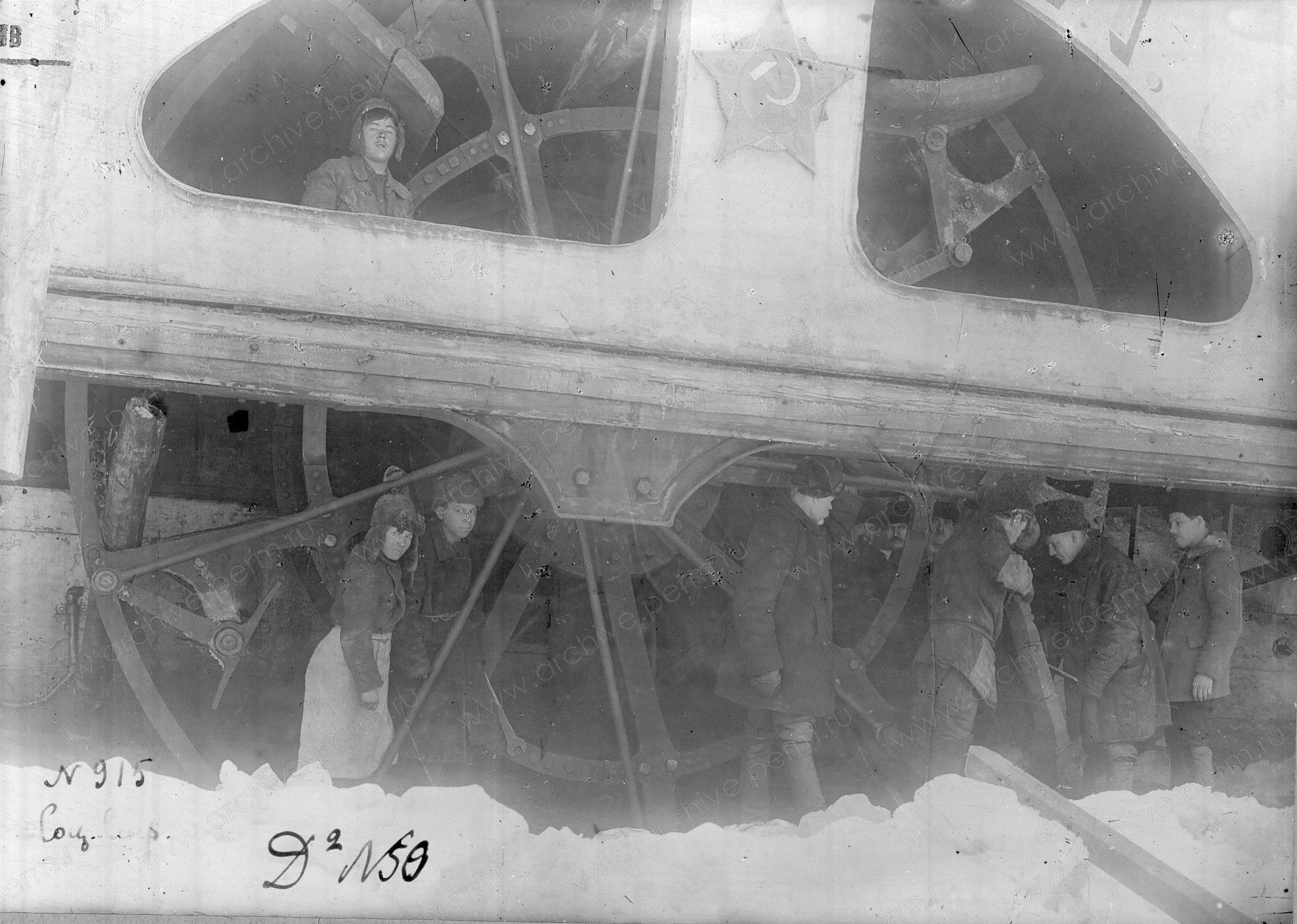 ФФ.Оп.61п.Д.00364.Рабочие во время ремонта колеса парохода.1932г.jpg
