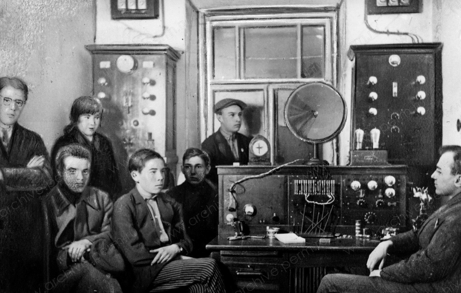ФФ.7п.Оп.7п.Д.132. Сотрудники первой радиостудии 1927 Пермь..jpg