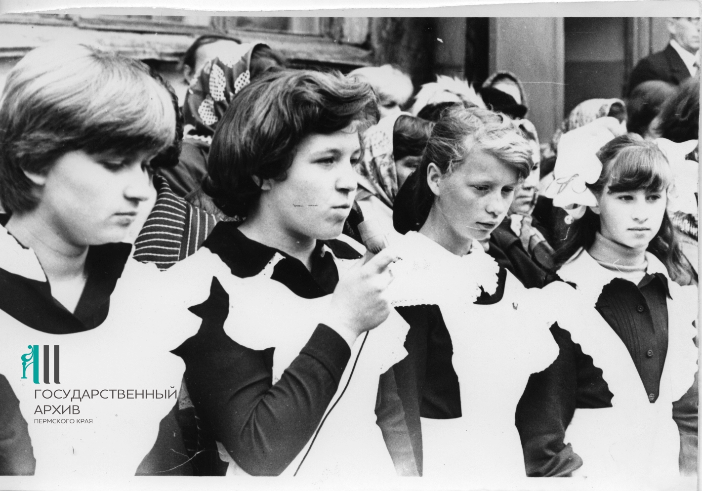 Ф.р-1895.Оп.1.Д.135.Л.3 Учителя и ученики школы во время проведения линеек 1 сентчября 1979 г..jpg