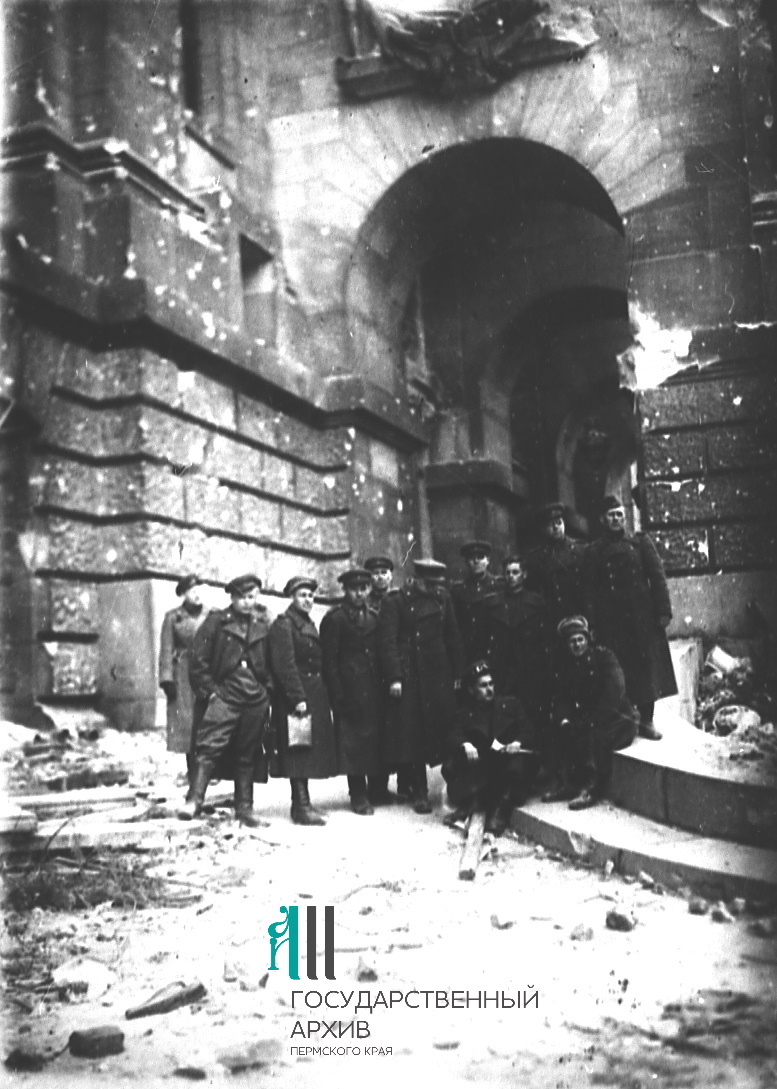 2 Ф.р-1624.Оп.1.Д.32.Л.1.М.Ф.Васев-крайний справа-с офицерами у Рейхстага. 5.1945 г.jpg
