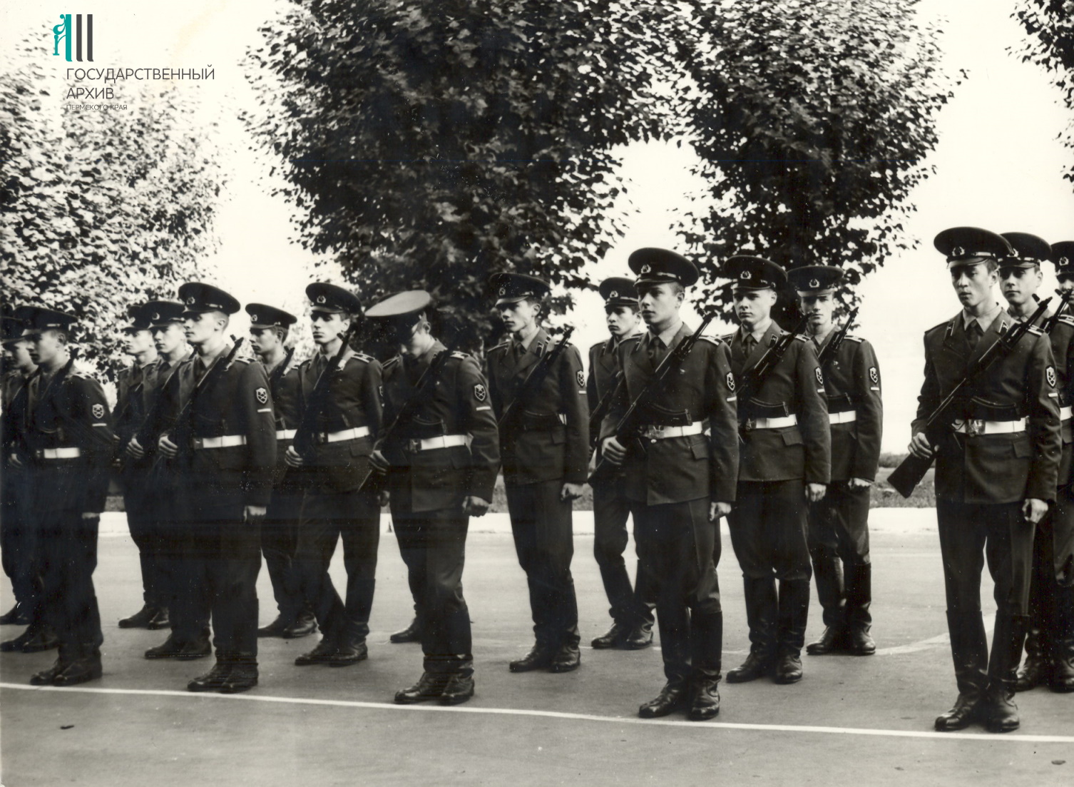 ФФ.39п_jpg.Оп.39п_jpg.Д.52. Группа солдат во время принятия присяги в воинской части Сокол. 1982. Пермь.jpg