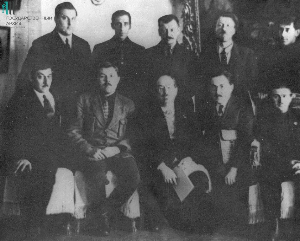 5. ФФ.Оп.61п.Д.06260.Луначарский Н.В. среди работников Пермской худ.галереи,Пермь.jpg