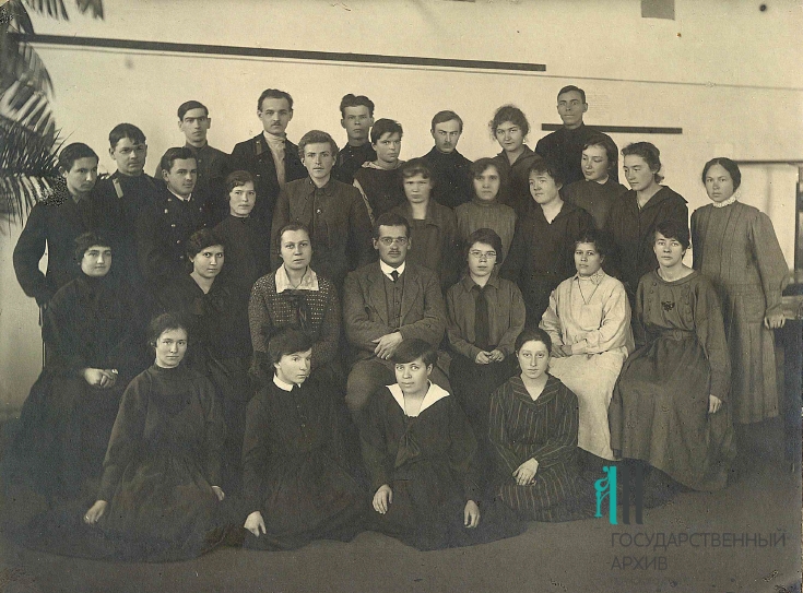 3_Ф.р-1443. Оп.1. Д.661. Фото Заварзина со студентами. Май 1923..jpg
