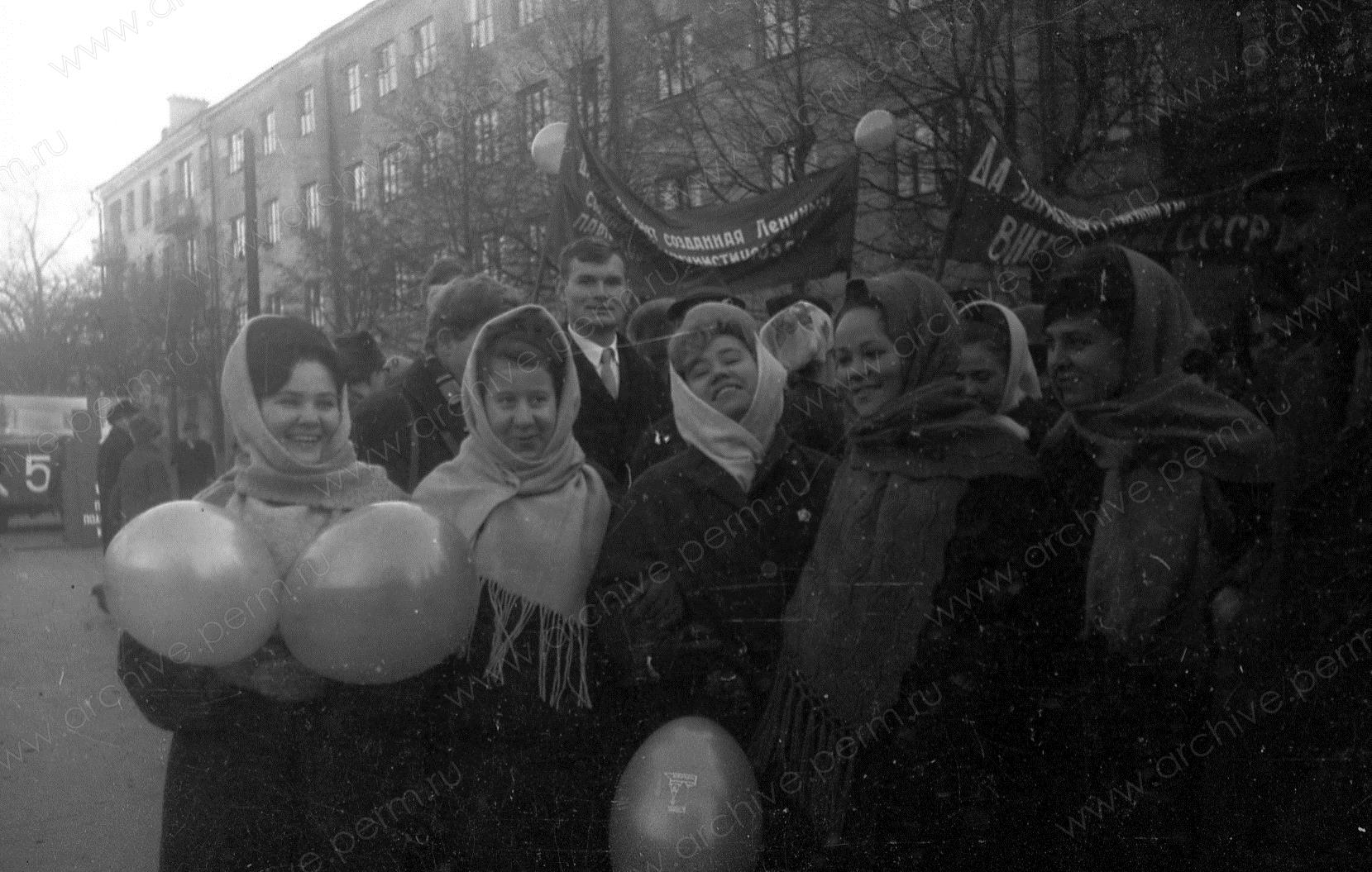 ФФ.Оп.61н_а.Д.3710.Л.41.Студенты и преподаватели медицинского института на демонстрации 7 ноября. 1967 г.jpg