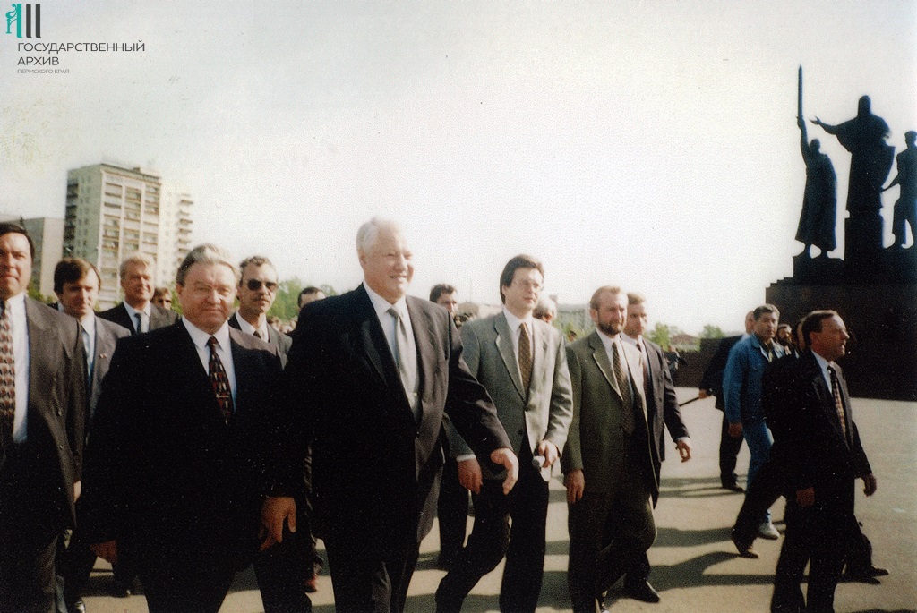 2. Ф.р-2030.Оп.1.Д..140.Л.1.Г.В.Игумнов с президентом России Б.Н.Ельциным в Перми. 1996 г.jpg