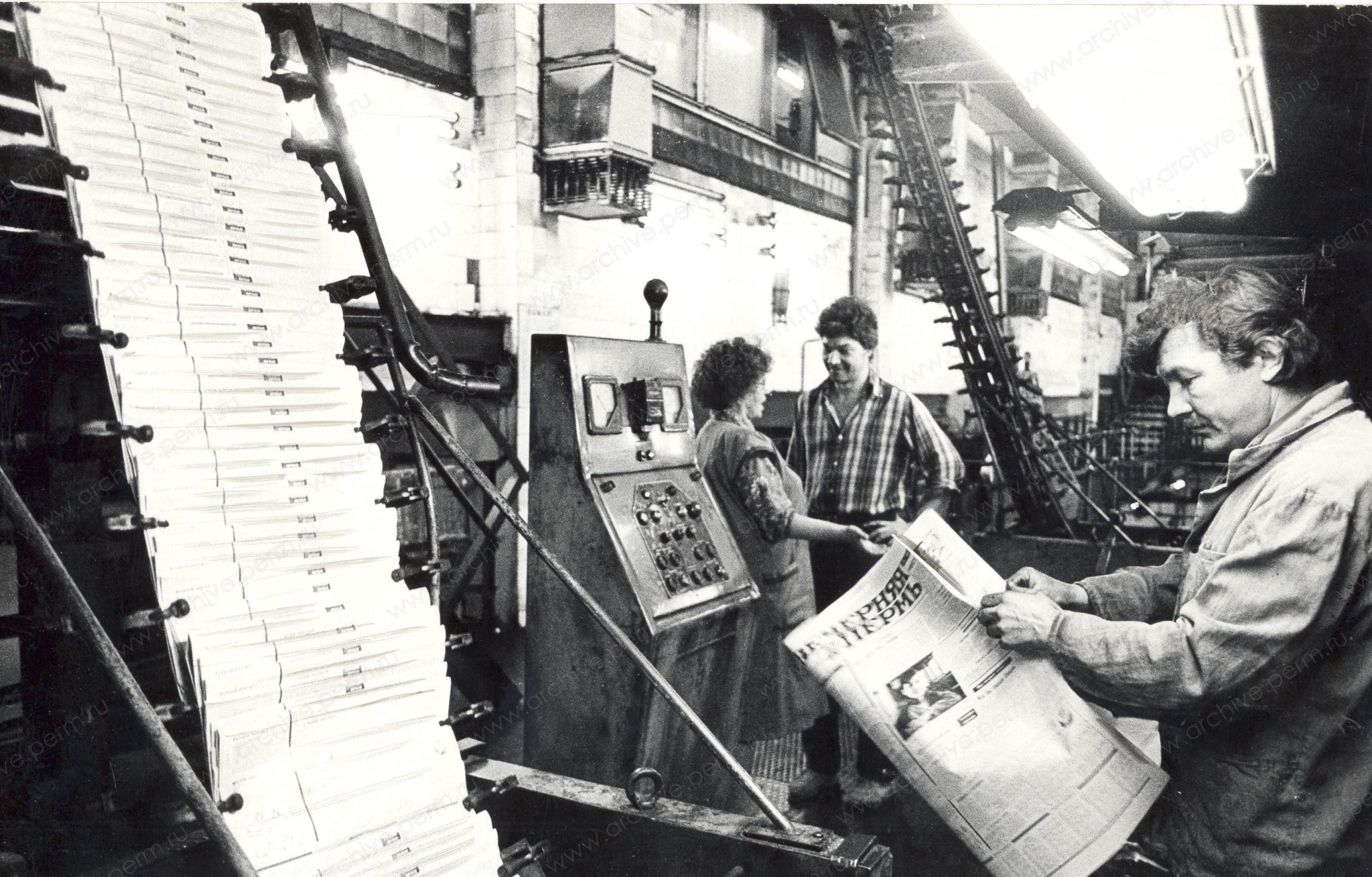 ФФ.2п.Оп.2п.Д.3207.Группа рабочих в цехе во время печатания газеты Вечерняя Пермь.jpg