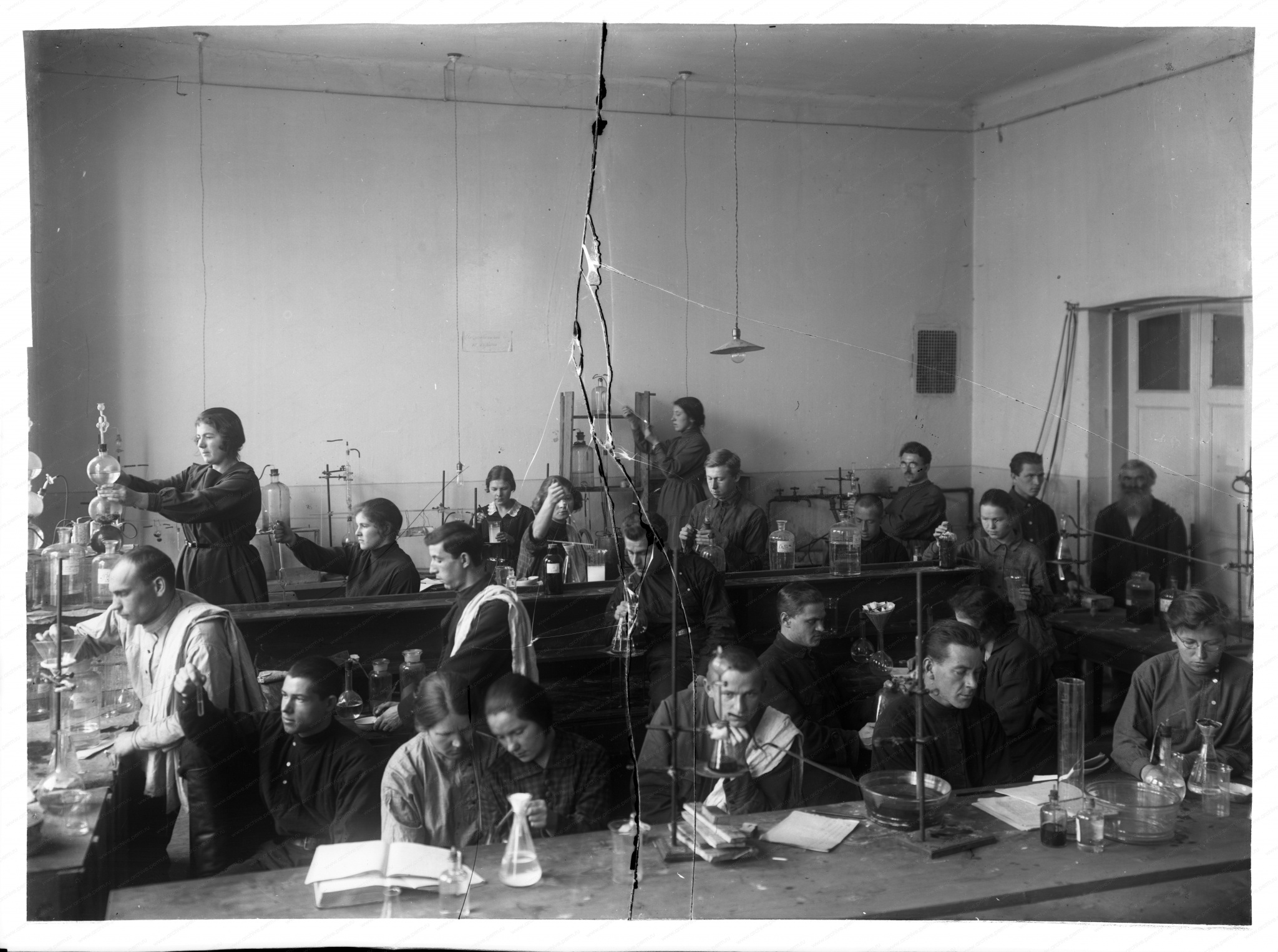 ФФ.61нс.Оп.61нс.Д.42. Студенты в лабораториии Пермского государственного университета во время занятий 1923 Пермь.jpg