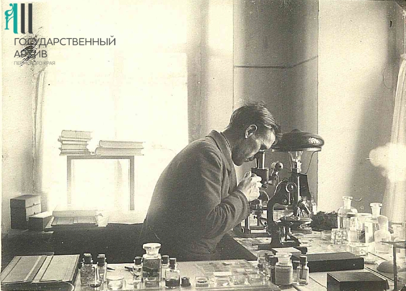 6_ Ф.р-1443. Оп.1. Д.734. Харитнов за микроскопом на биостанции 1930-е.jpg