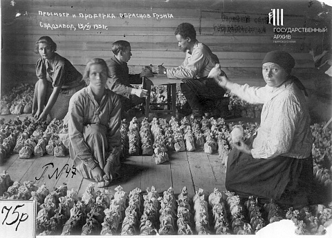 Работницы во время проверки образцов грунта на Пермском судостроительном заводе