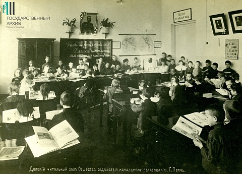 В читальном зале Кирилло-Мефодиевского училища