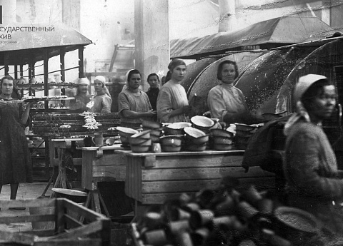 Работницы эмалировочного цеха Лысьвенского механического завода