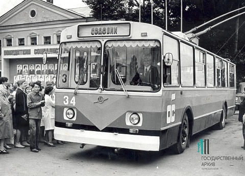 Первый в Березниках фирменный троллейбус, принадлежащий коллективу объединения "Сода"